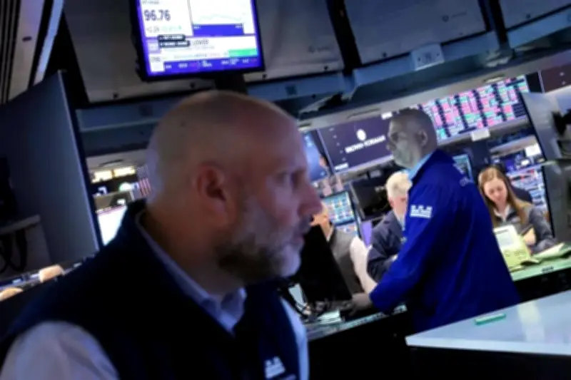 Mercados suben en sesión final pero cierran mes y trimestre con pérdidas