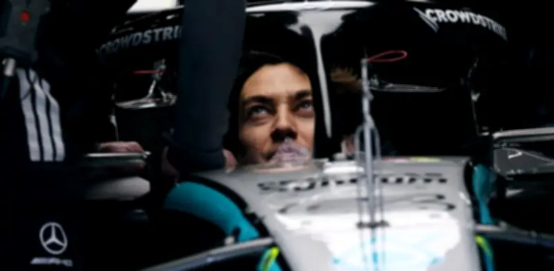 Mercedes arrasa en China: Russell domina y 'Checo' Pérez termina último