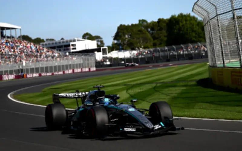 Mercedes domina la última práctica en Australia con Russell al frente