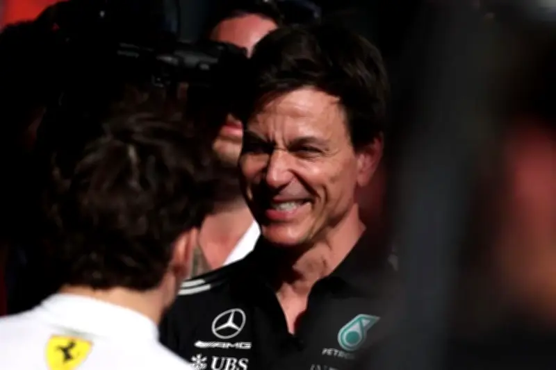 Mercedes F1 Atiende Quejas de Clientes Tras Problemas Técnicos en la Temporada