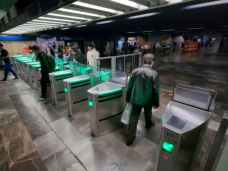 Metro CDMX moderniza estación Zócalo con pasillos motorizados para agilizar flujo de usuarios