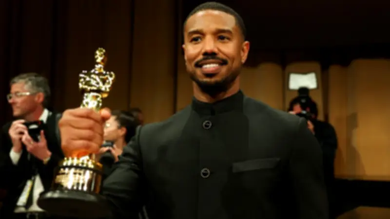 Michael B. Jordan celebra su Oscar a Mejor Actor en restaurante de hamburguesas In-N-Out
