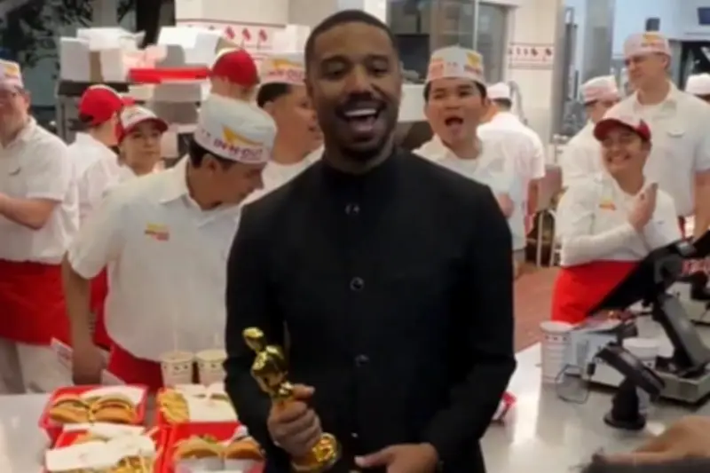 Michael B. Jordan celebra su Oscar con una hamburguesa de In-N-Out Burger