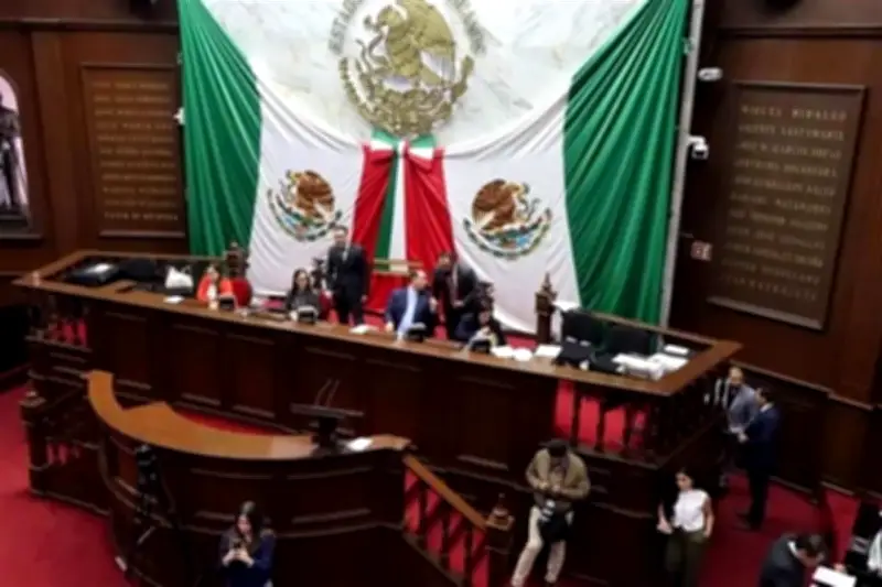 Michoacán Prohíbe Teléfonos Móviles en Escuelas para Mejorar el Aprendizaje