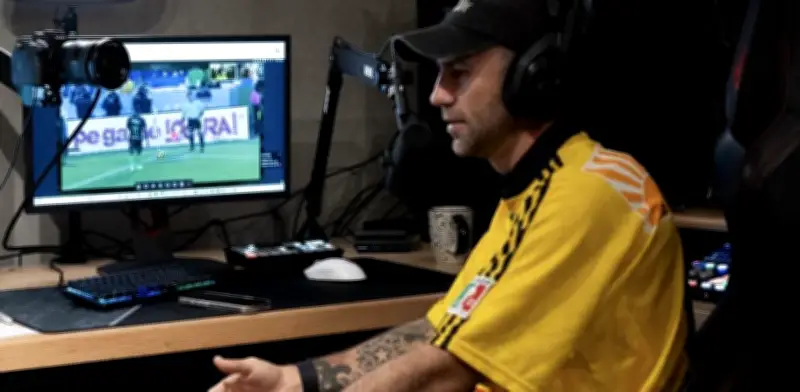 Miguel Layún costea cirugía de futbolista mexicana lesionada y abandonada en Albania