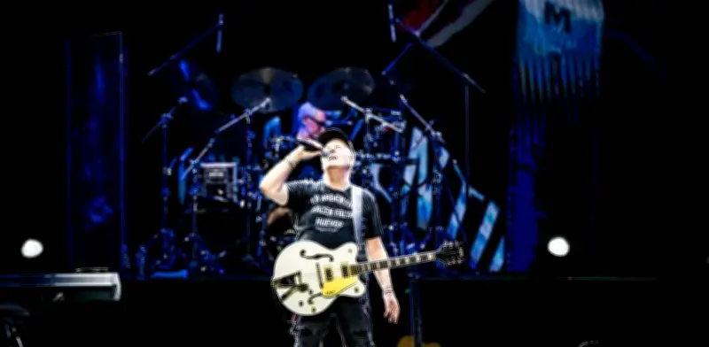 Miguel Mateos celebra 40 años de 'Solos en América' en histórico concierto en el Auditorio Nacional