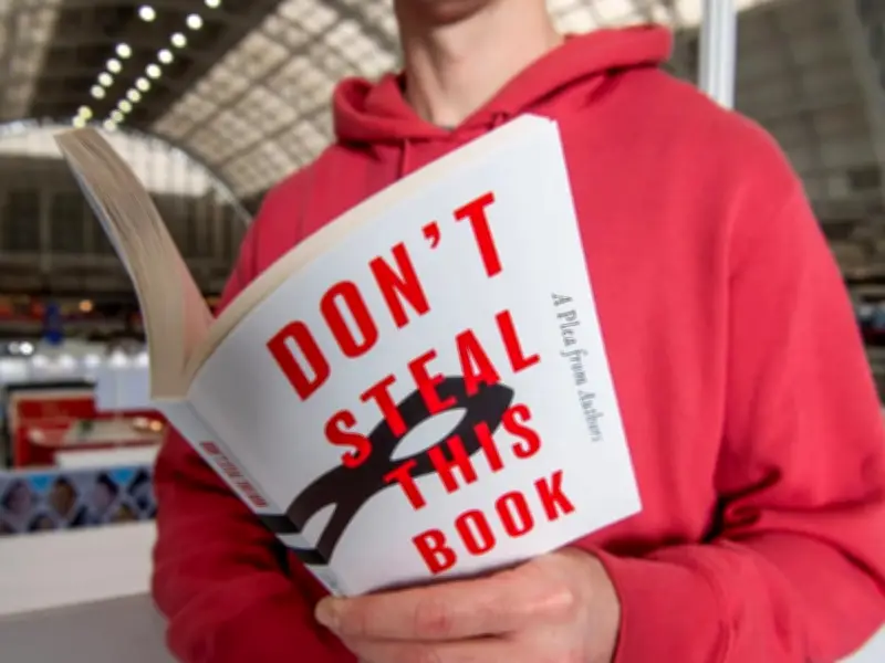 Mil autores firman libro en blanco contra el uso de sus obras para entrenar IA