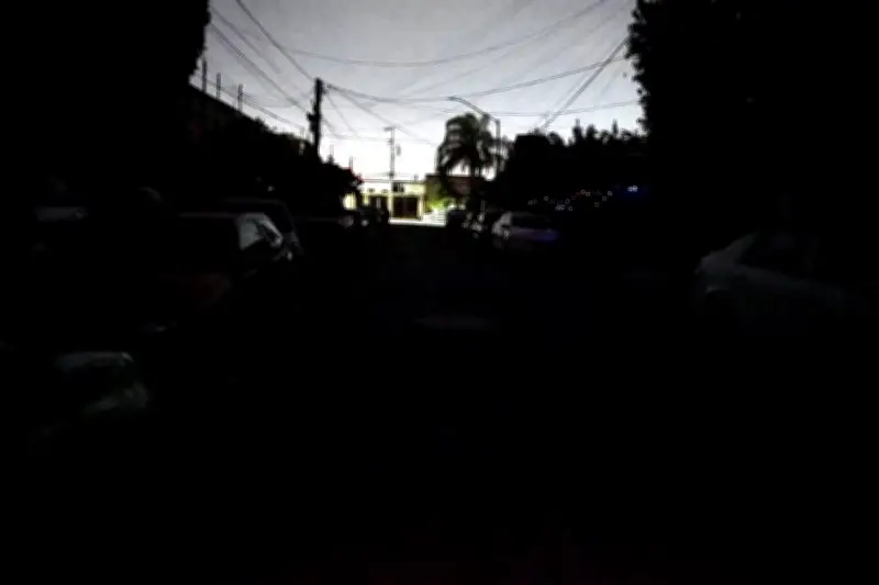 Miles de hogares permanecen sin electricidad tras fuertes vientos en el norte del país