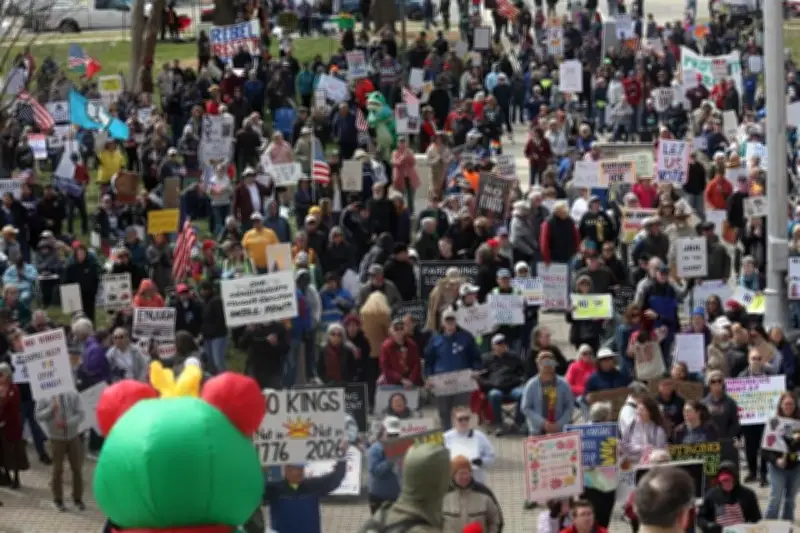 Miles de manifestantes marchan en Estados Unidos contra Donald Trump