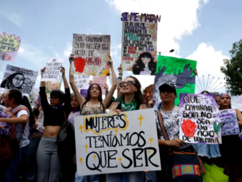 Miles de mujeres marchan en Bogotá contra la violencia de género y feminicidios