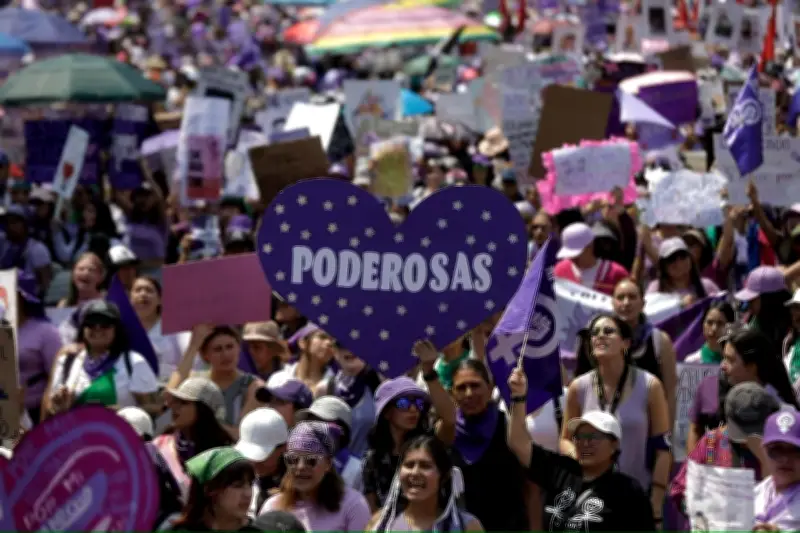 Miles de mujeres marchan en CDMX por el 8M: “No es día de fiesta, es de protesta”