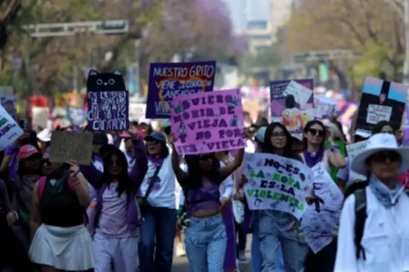 Miles de Mujeres Marchan en CDMX por el Día Internacional de la Mujer 8M
