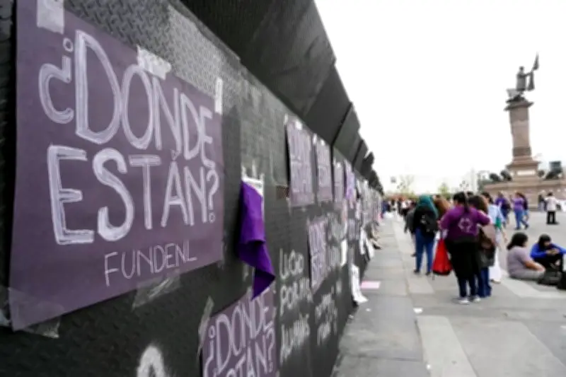 Miles de mujeres marchan en Monterrey en el Día Internacional de la Mujer