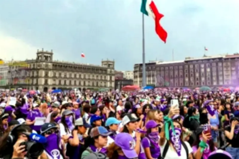 Miles de mujeres se congregan en el Zócalo capitalino en el marco del 8M