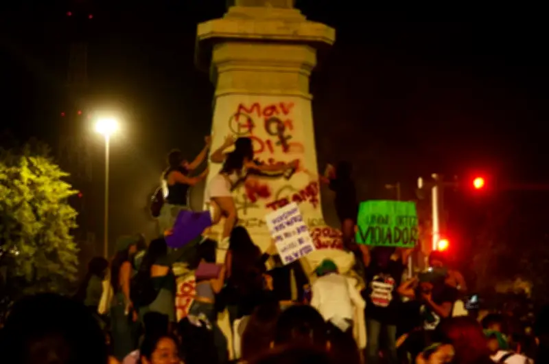 Miles de mujeres toman el Monumento a la Patria en Yucatán durante masiva marcha del 8M