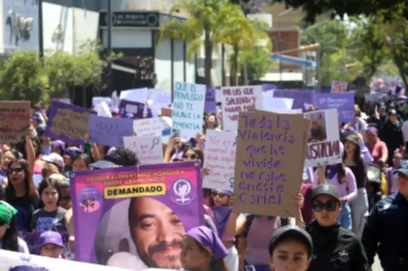 Miles de personas claman 'Ni una menos' en Guadalajara contra la violencia de género