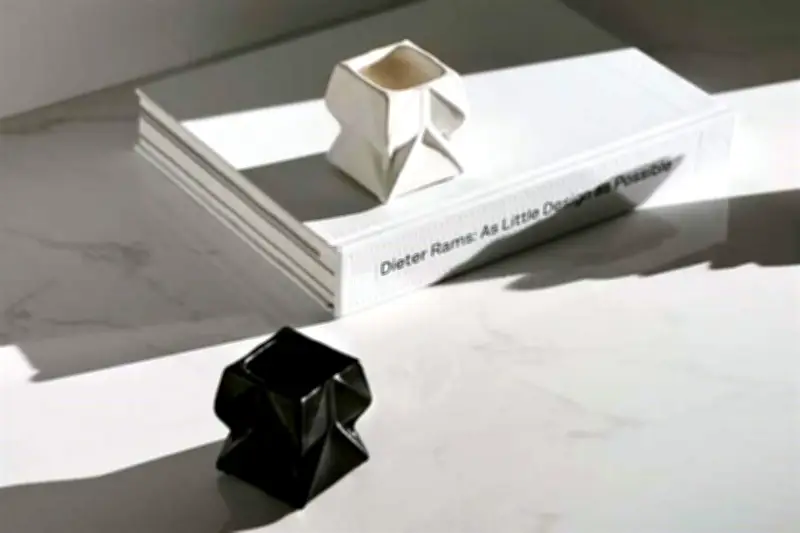 Minimalismo Geométrico con Esencia Aromática: Arte Mexicano Contemporáneo