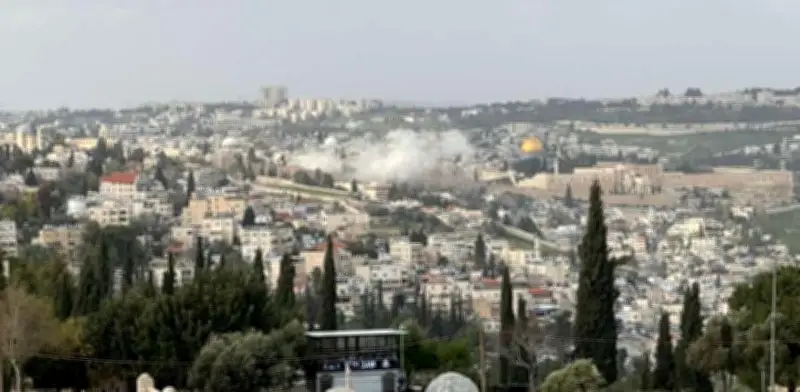 Misil Iraní Impacta en Jerusalén: Dos Altos Oficiales de Inteligencia Muertos