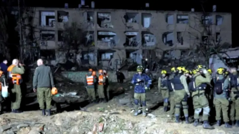 Misiles Iraníes Impactan Ciudad Israelí con Instalación Nuclear Cercana