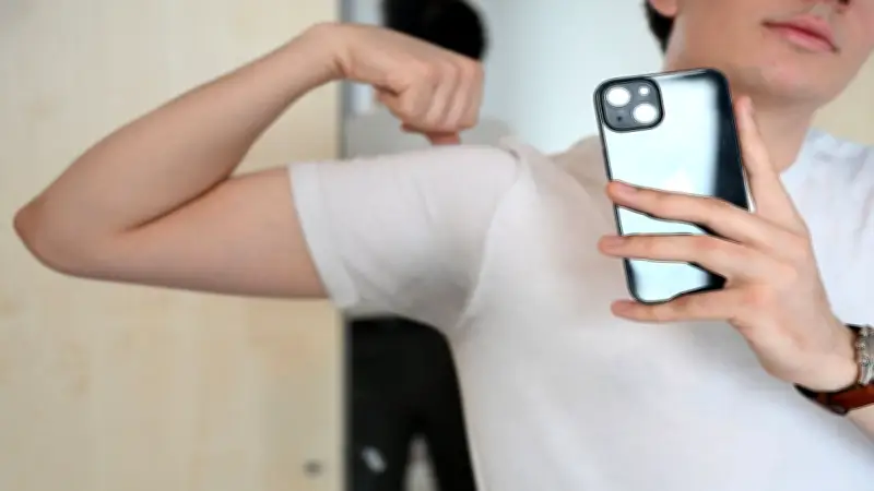 Mogging en TikTok: La peligrosa tendencia que mide el valor por apariencia física