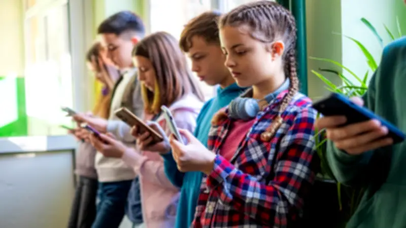 Morelos prohíbe celulares en escuelas para proteger salud y aprendizaje estudiantil