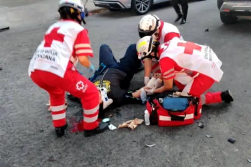 Motociclista sale proyectado tras violento choque en carretera; reportan lesiones graves