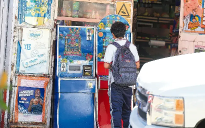 Máquinas Tragamonedas Ilegales Proliferan en Jalisco, Enredando a Menores y Financiando al Crimen