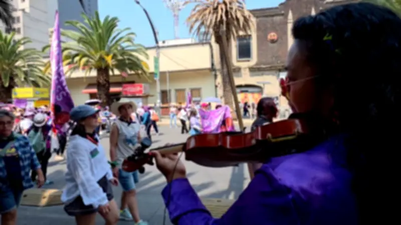 Música y pintas marcaron la Marcha 8M 2026 en CDMX rumbo al Zócalo capitalino
