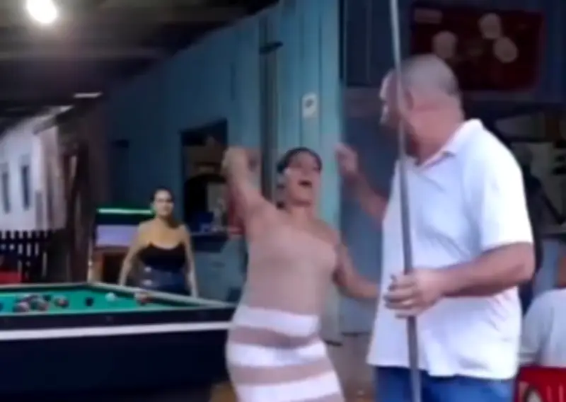 Mujer brasileña encuentra a su esposo con amante en billar y lo lleva a cinturonazos a casa