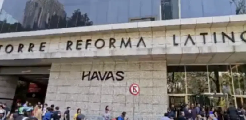 Mujer fallece tras caída desde piso 11 de Torre Reforma Latino en CDMX