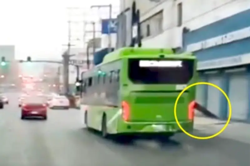 Mujer gravemente herida por rejilla de drenaje en CDMX; ruta de transporte no responde