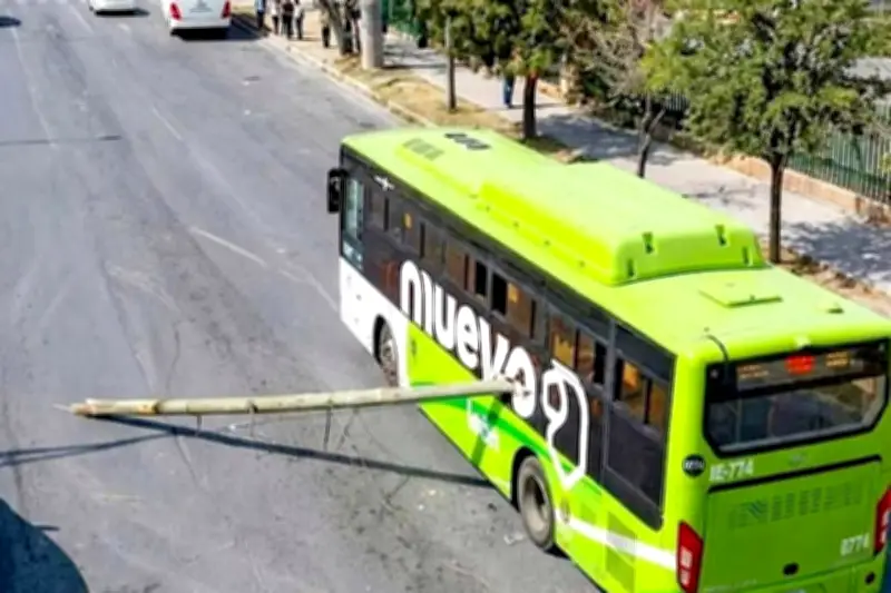 Mujer herida por poste es trasladada a clínica particular en Nuevo León
