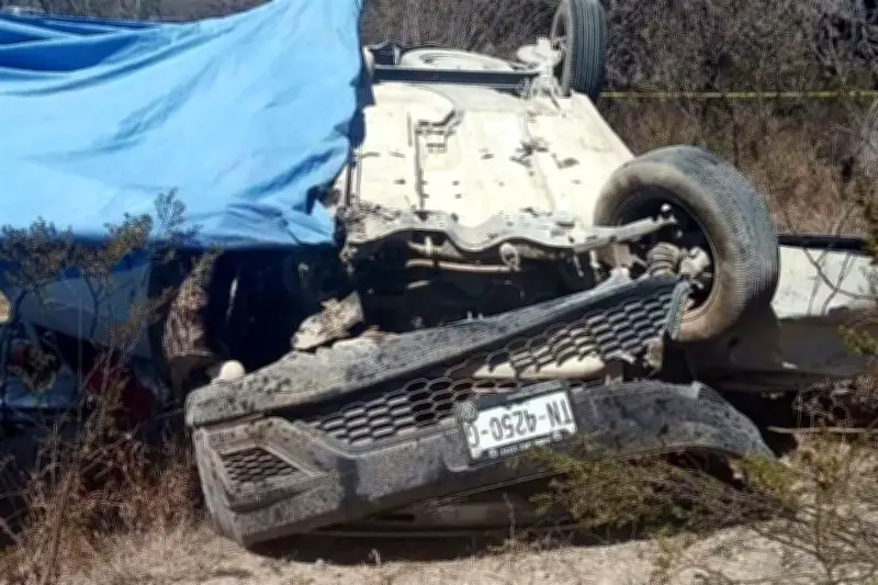 Mujer muere tras volcar su camioneta en choque en carretera de Nuevo León
