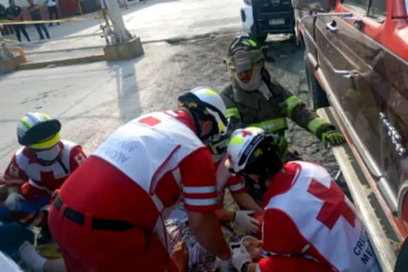 Mujer queda atrapada bajo camioneta tras atropello en incidente vial