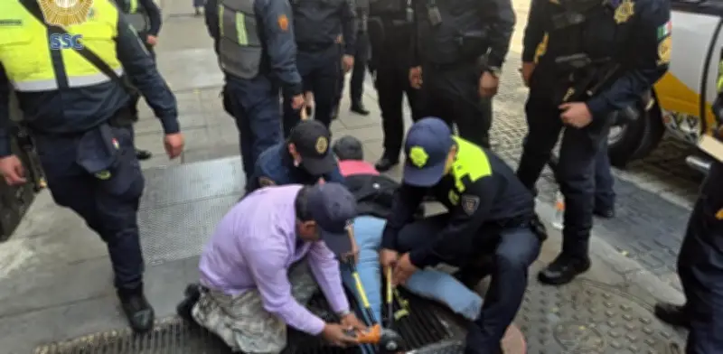 Mujer queda atrapada en rejilla del Centro Histórico de la CDMX; policías la rescatan con esmeril