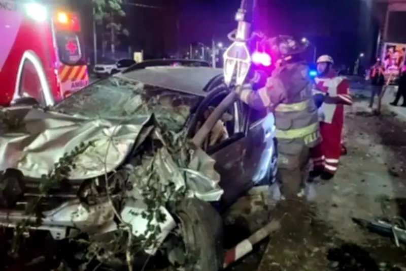 Mujer queda atrapada en su vehículo tras violento choque en carretera