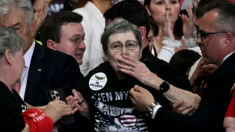 Mujer se desmaya en mitin de Trump en Kentucky; médico de su gabinete la atiende