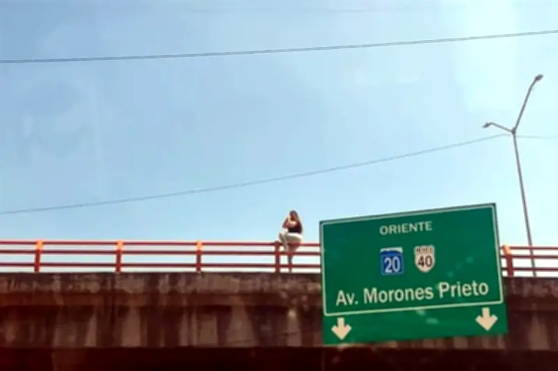 Mujer se sienta en barandal de puente para descansar, causa alarma en Nuevo León