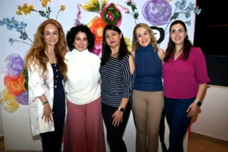 Mujeres de la alta sociedad celebran su día con elegante evento social