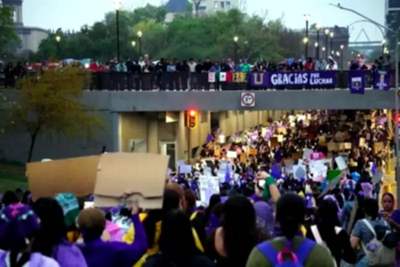 Mujeres de Monterrey exigen justicia en masiva marcha del 8M pese a lluvia y presencia policial