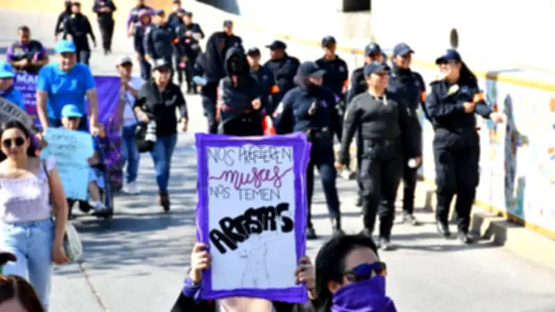Mujeres en Chilpancingo exigen justicia en marcha del 8M: 'Un violador no será gobernador'