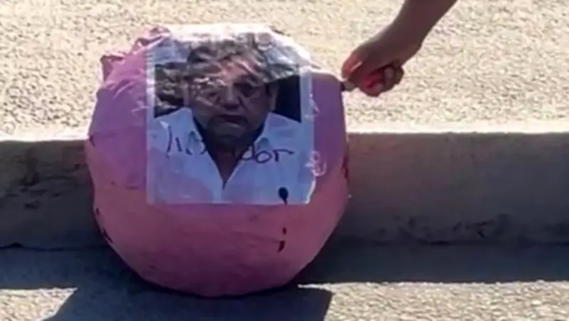 Mujeres en Guerrero queman efigie de Félix Salgado Macedonio en masiva marcha del 8M