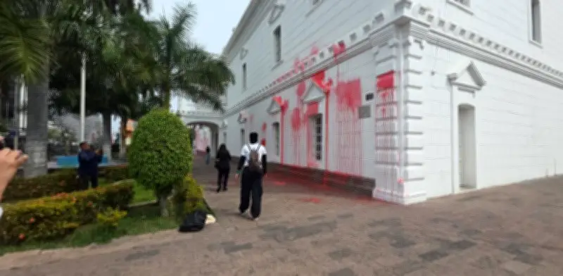 Mujeres encapuchadas vandalizan Ayuntamiento de Culiacán en protesta por feminicidios durante marcha del 8M