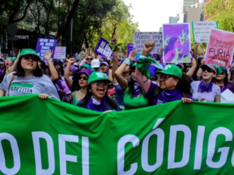 Mujeres exigen aborto fuera del Código Penal; agenda feminista de Morena en CDMX omite despenalización total