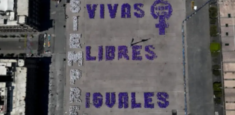 Mujeres forman 'Siempre Vivas' en Zócalo para exigir fin a violencia de género en CDMX