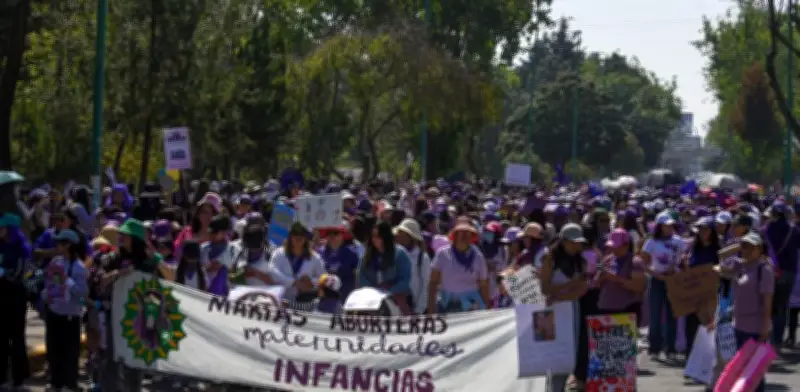 Mujeres marchan en Toluca contra feminicidios; enfrentamientos con policía y gestos de solidaridad