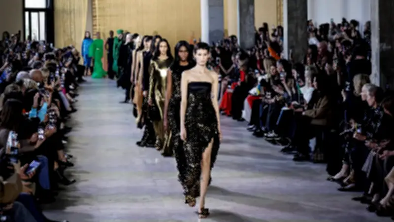 Mujeres mayores de 50 años conquistan la moda de lujo y desfilan en pasarelas