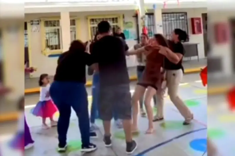 Mujeres se enfrentan en jardín de niños por incidente entre sus hijos