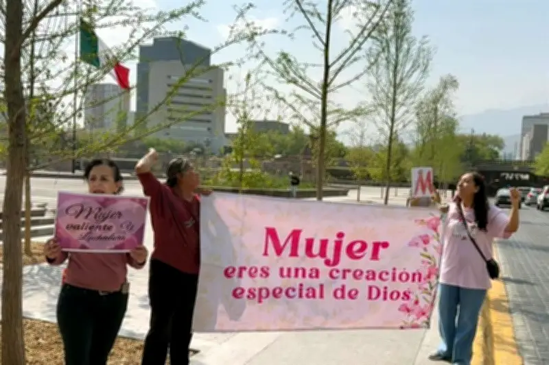 Mujeres se manifiestan con orgullo frente al Palacio Nacional en la CDMX