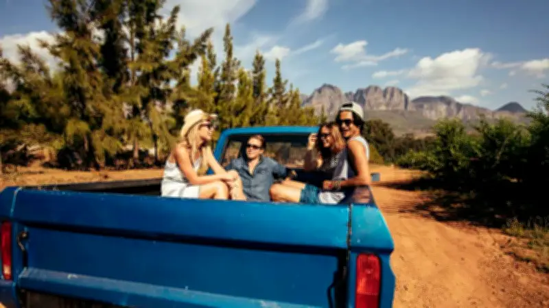 Multa de hasta 2,932 pesos por transportar personas en la batea de camionetas en carreteras federales